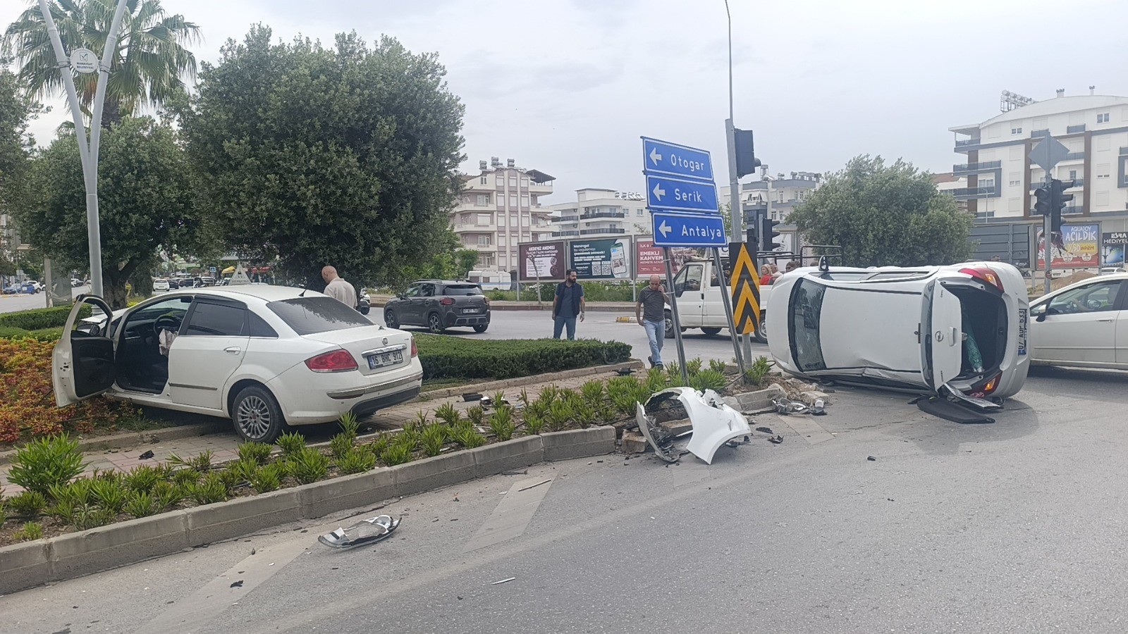 Devrilen araçtan yara almadan çıktılar