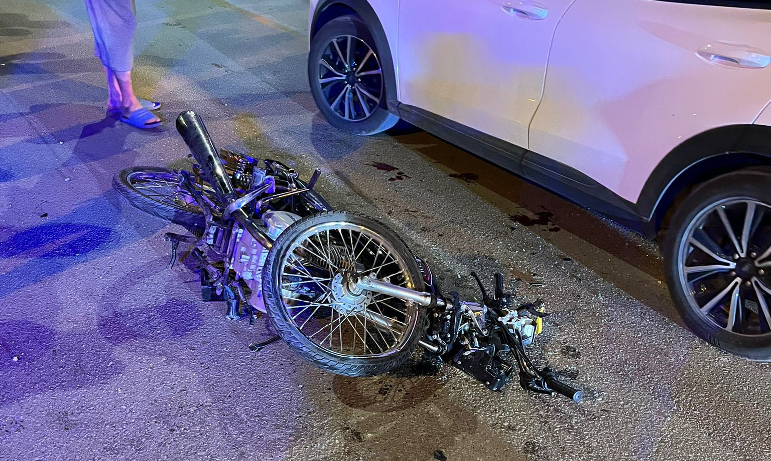 Dörtyol’da otomobille çarpışan motosiklet hurdaya döndü: 1’i ağır 2 yaralı