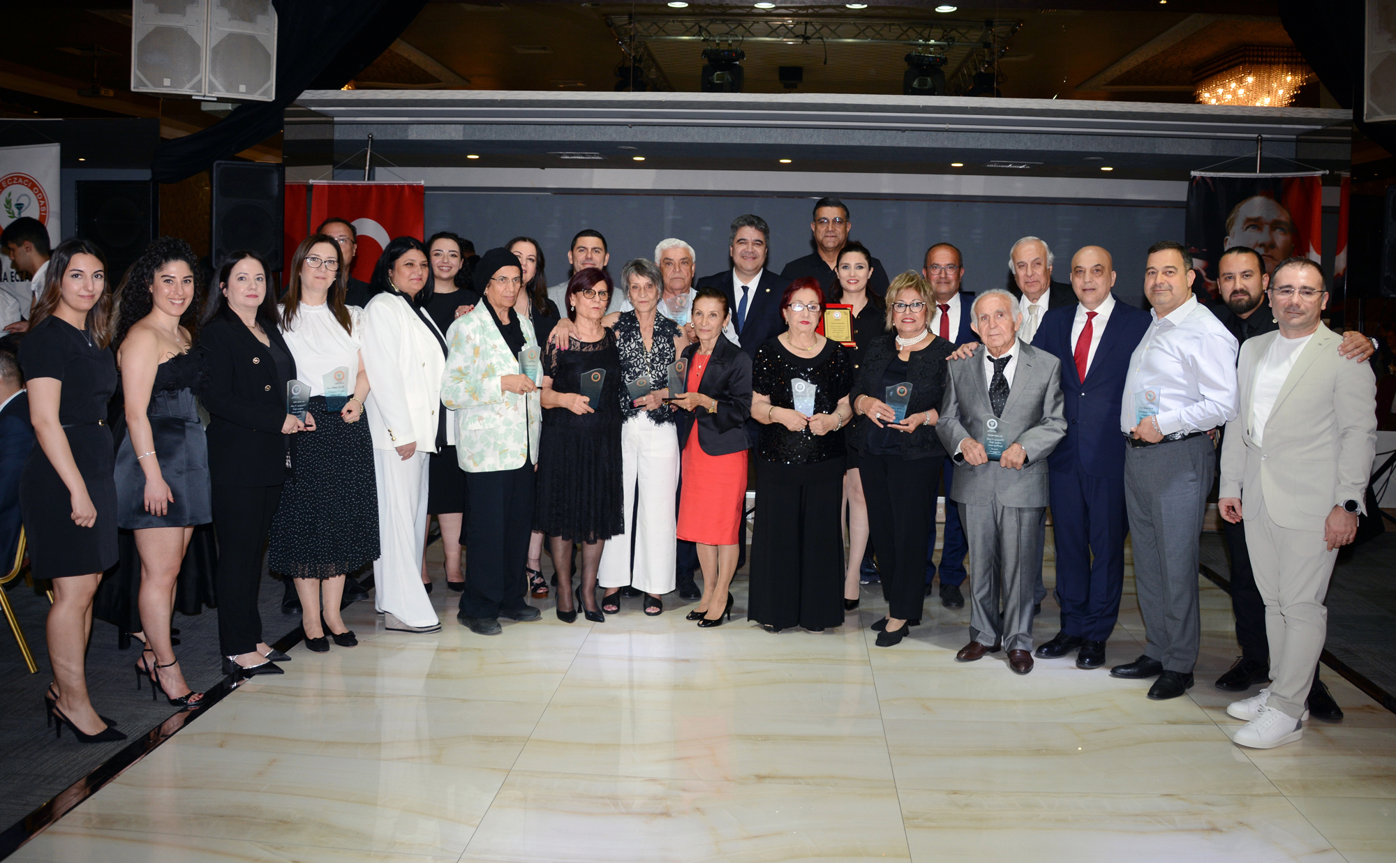 Duayen eczacılara plaket