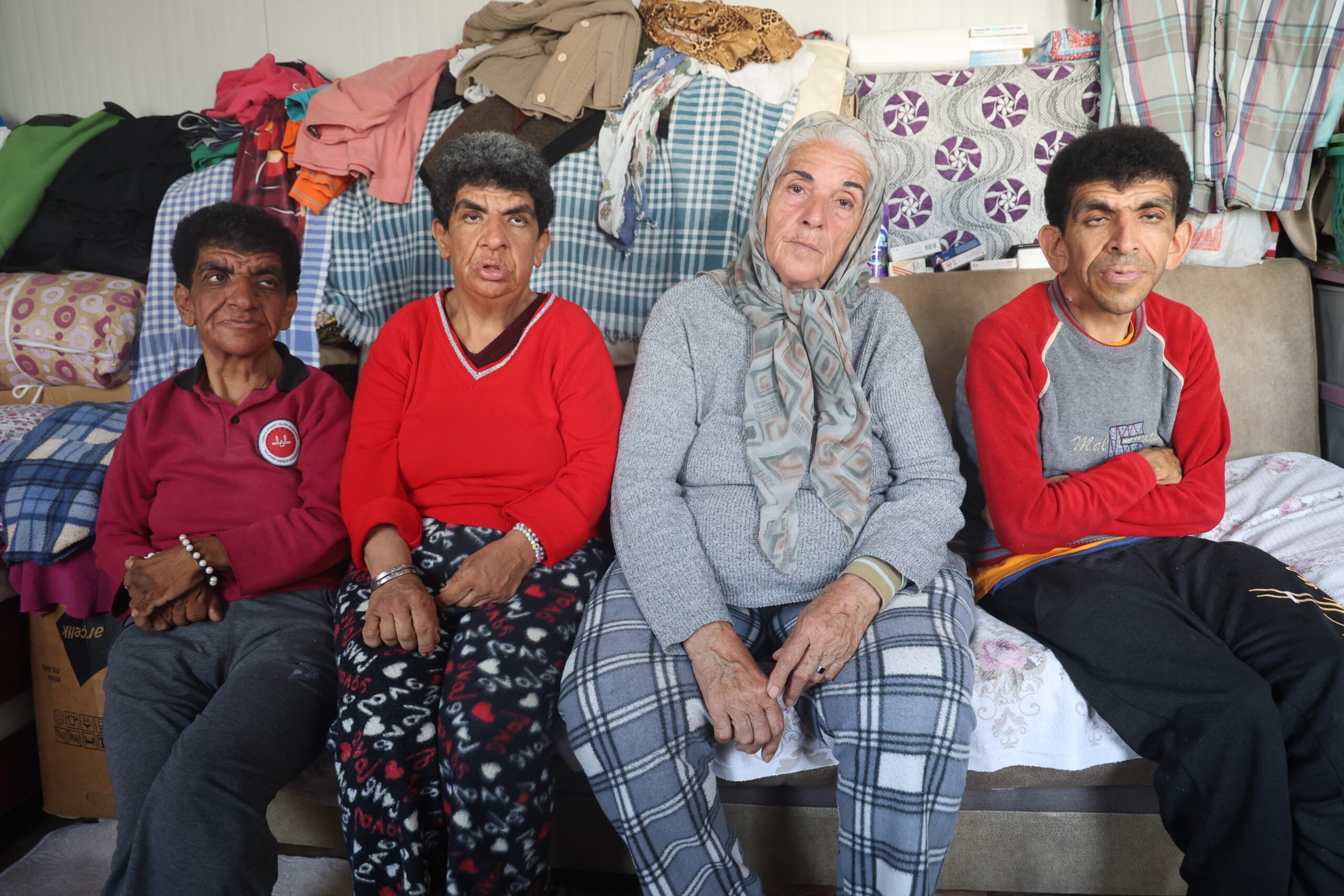 Fedakar anne, 3 engelli çocuğuna yıllardır gözü gibi bakıyor