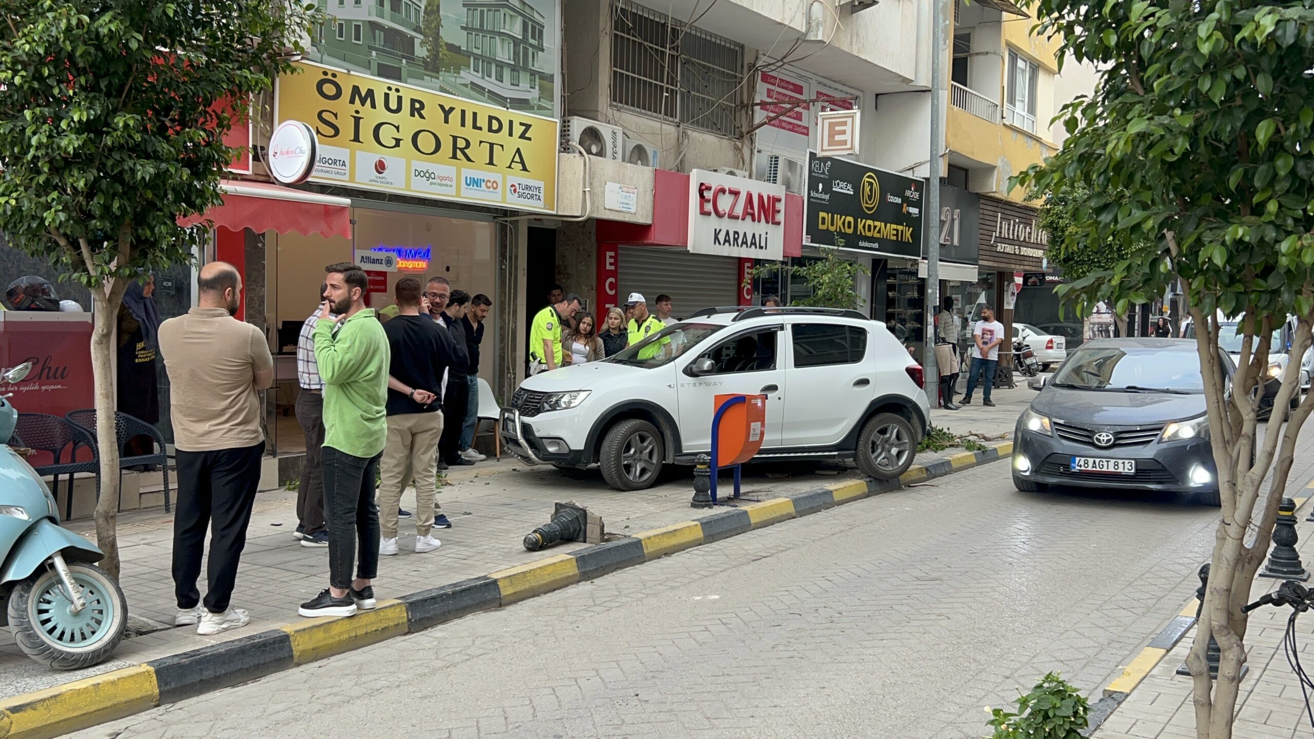Fren yerine gaza basınca kaldırıma çıktı