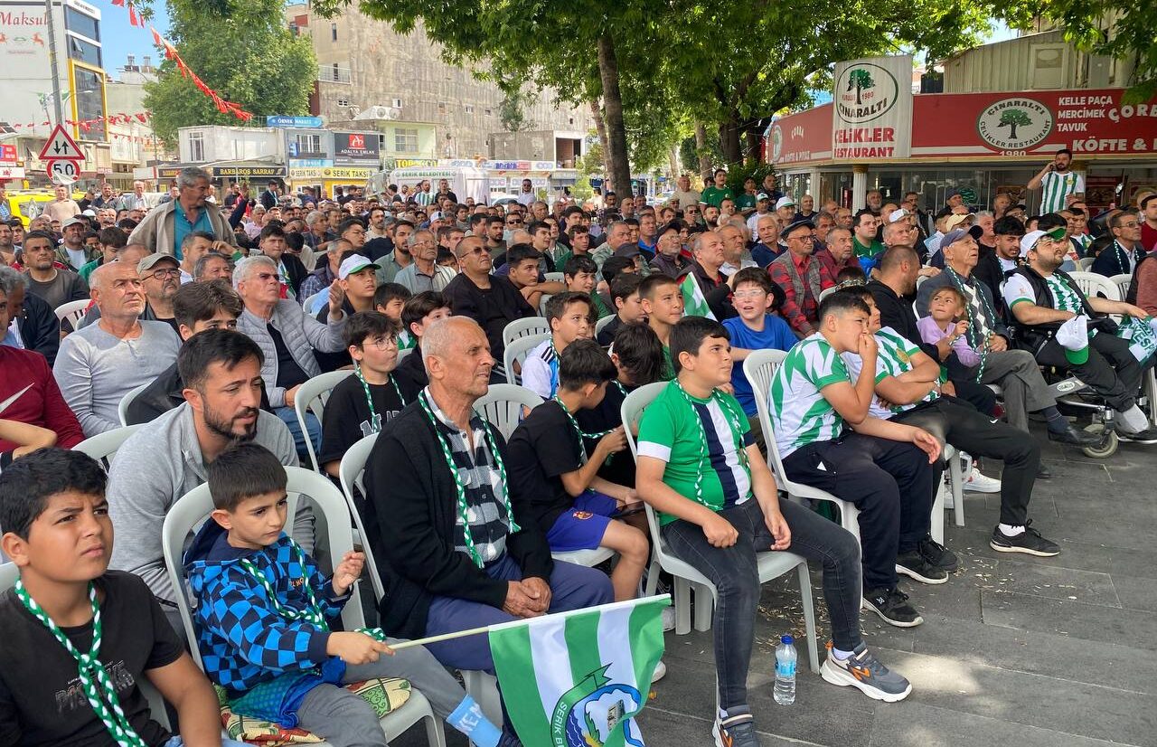 Futbolda 1. Lig’e yükselen Serik Belediyespor için ilçede kutlama yapıldı