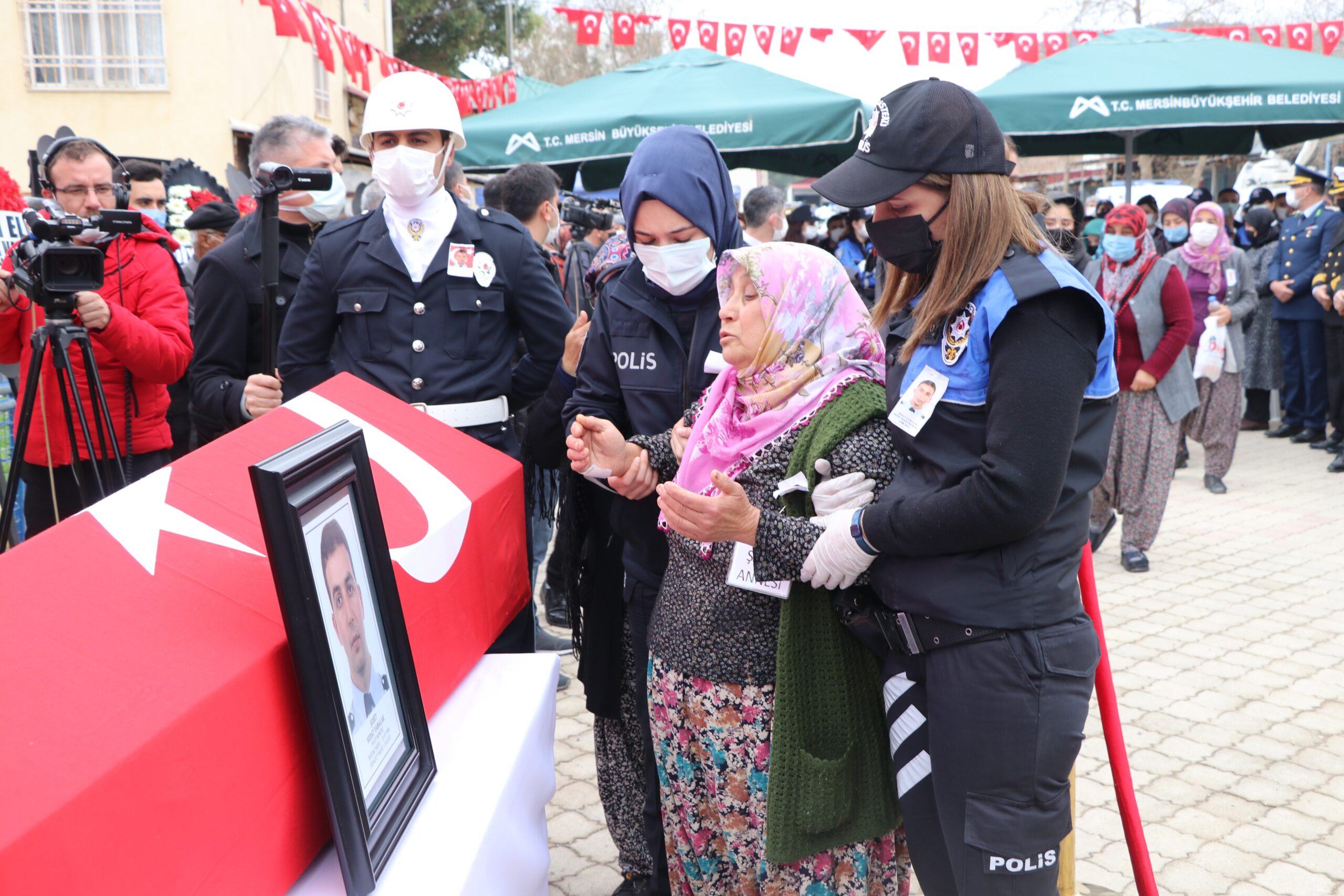 Gara şehidinin vefat eden annesi, oğlunun yanına defnedildi