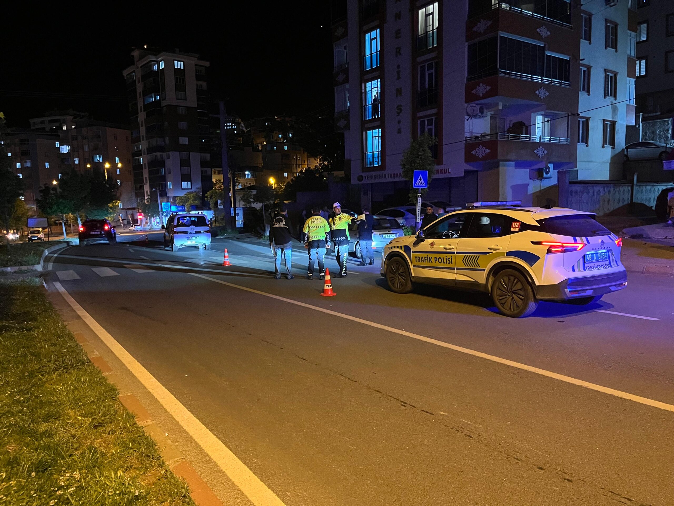 Hafif ticari araç anne ve kızına çarptı