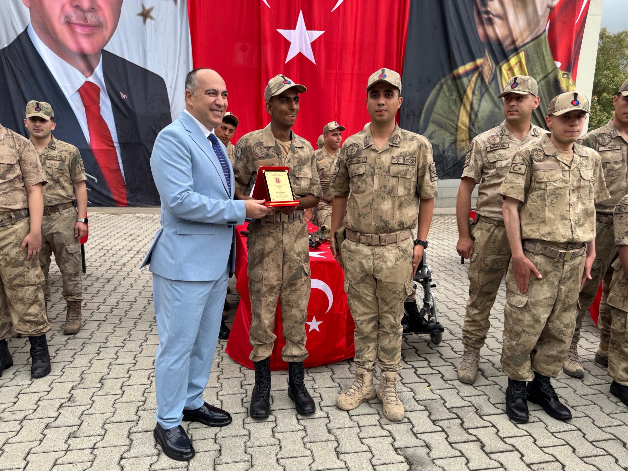 Hatay’da 14 engelli genç üniforma giyip bir günlüğüne asker oldu