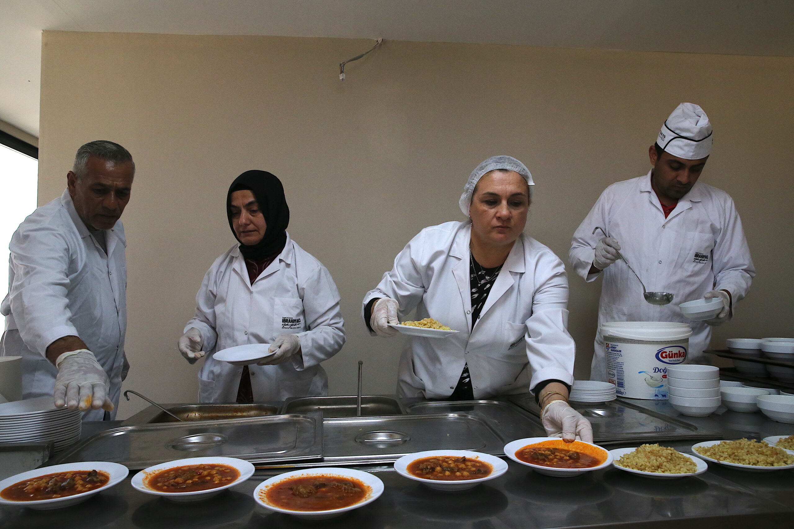 Hatay’da prefabrik çarşıdaki lokantada depremzedelere uygun fiyatlı yemek sunuluyor