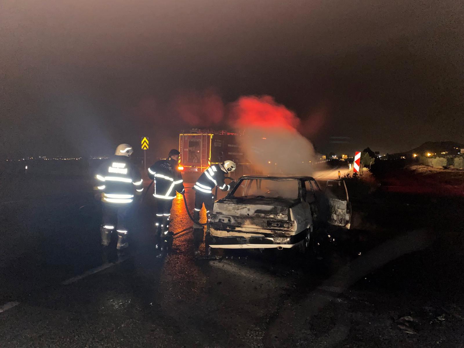 Hatay’da seyir halinde yanan otomobil hurdaya döndü