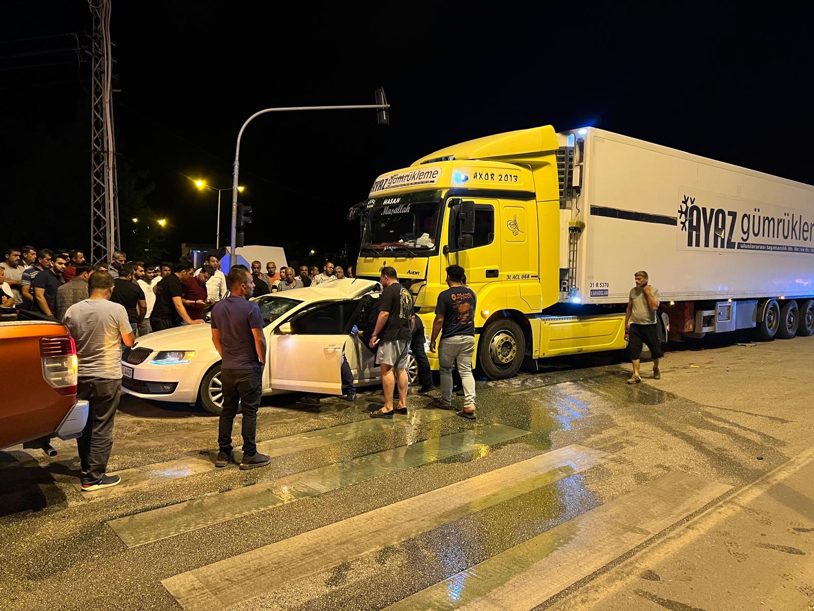 Hatay’da tır otomobile çarptı: 2 yaralı