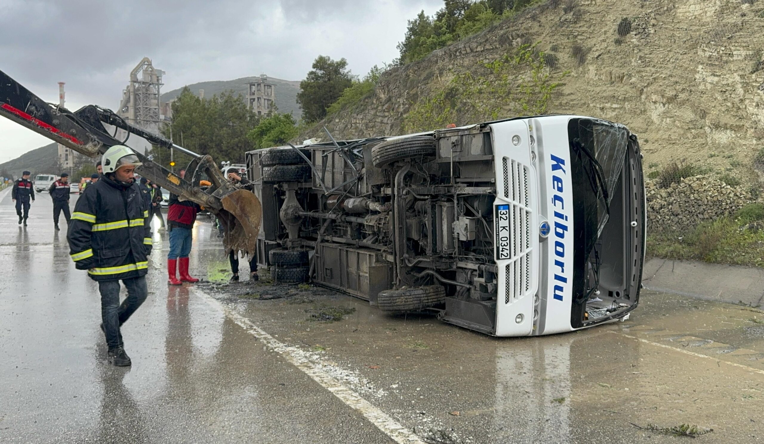 Isparta’da devrilen midibüsteki 15 kişi yaralandı