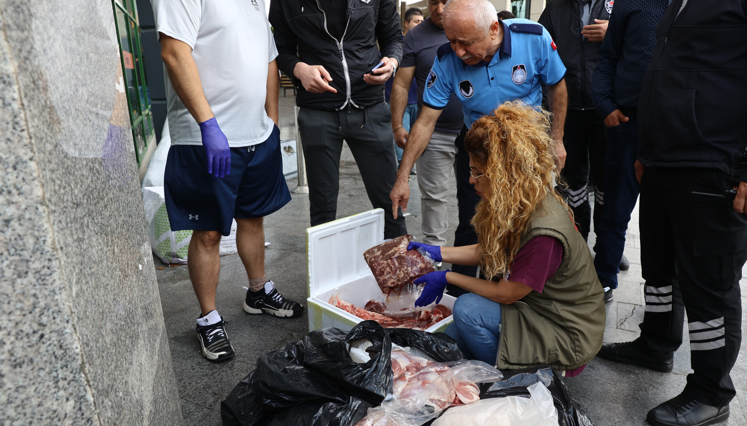 İzmir’den Antalya’ya yolcu otobüsüyle çöp poşetinde 300 kilo et gönderdiler