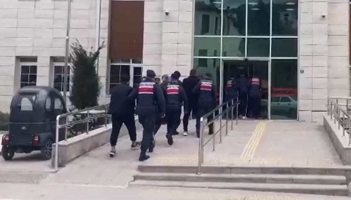 Jandarma ekiplerinden uyuşturucu şebekesine darbe: 13 şüpheli tutuklandı