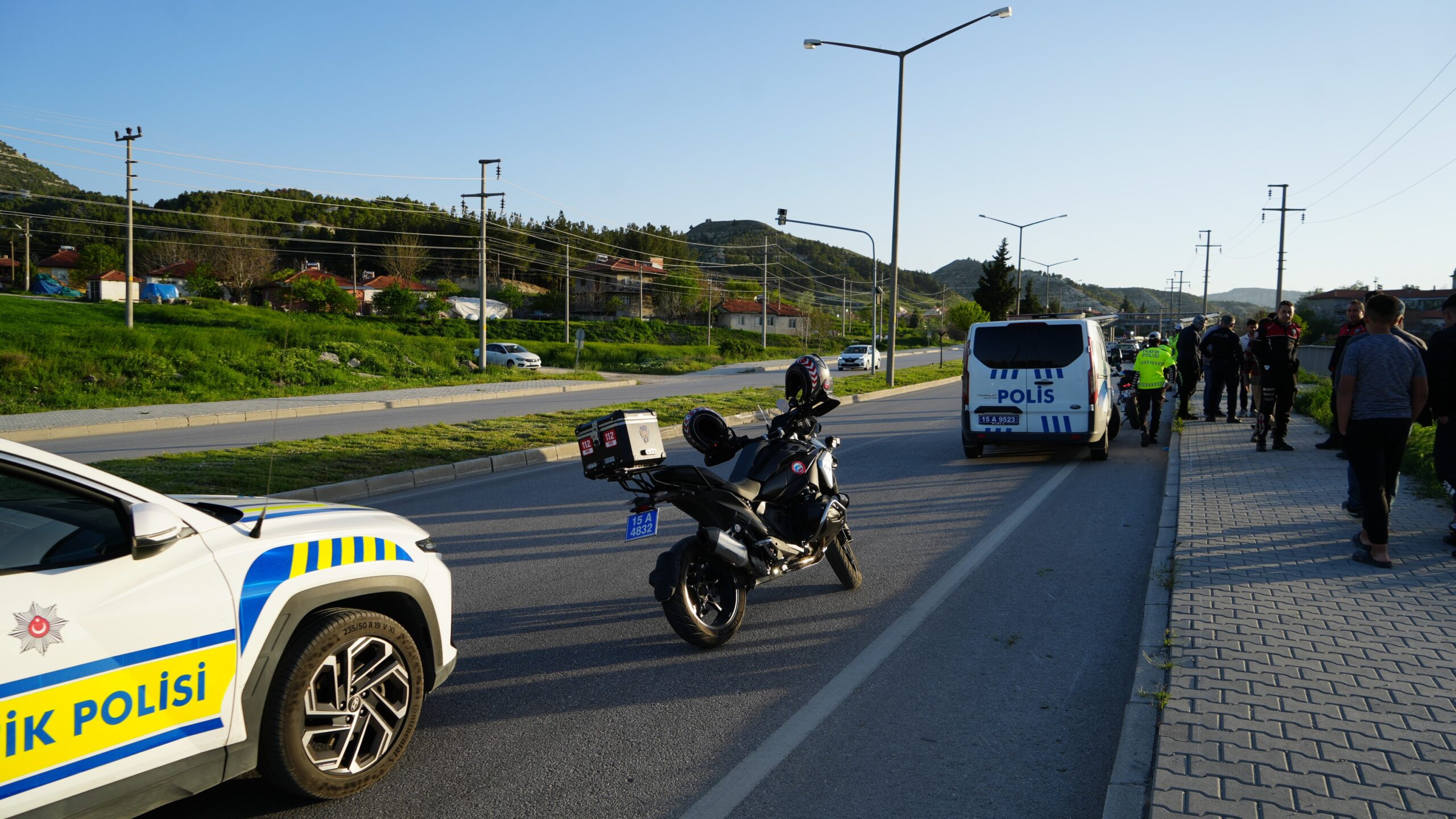 Kaldırımdaki trafik levhasına çarpan motosikletteki 2 kişi yaralandı