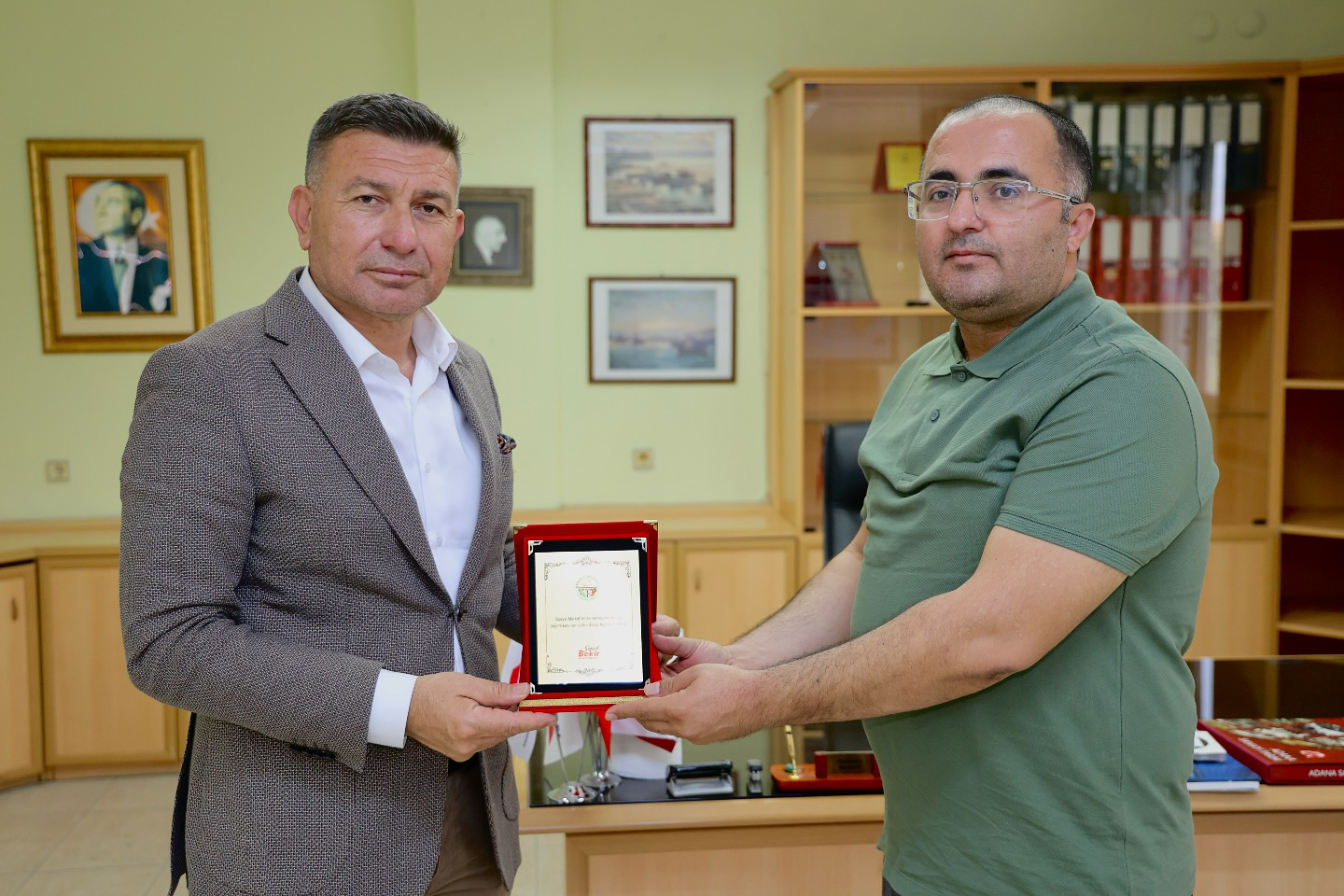 Kılıçparlar’a plaket