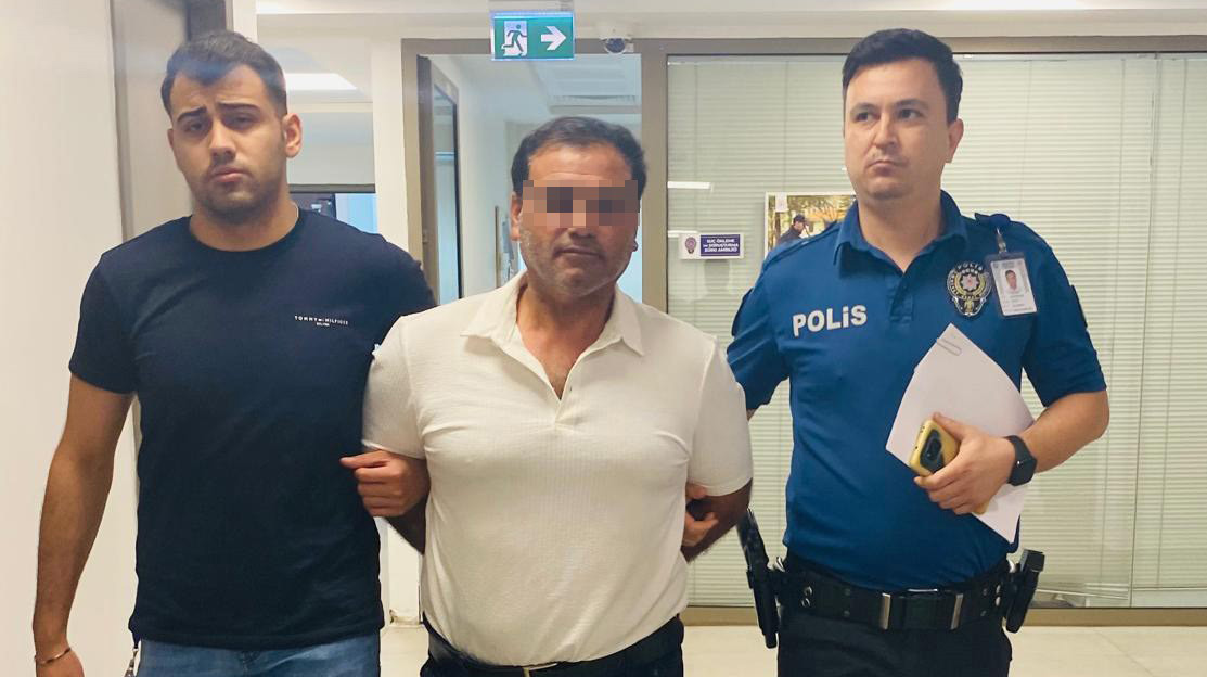 Kırmızı bültenle aranan hükümlü pasaport kontrolünde yakalandı