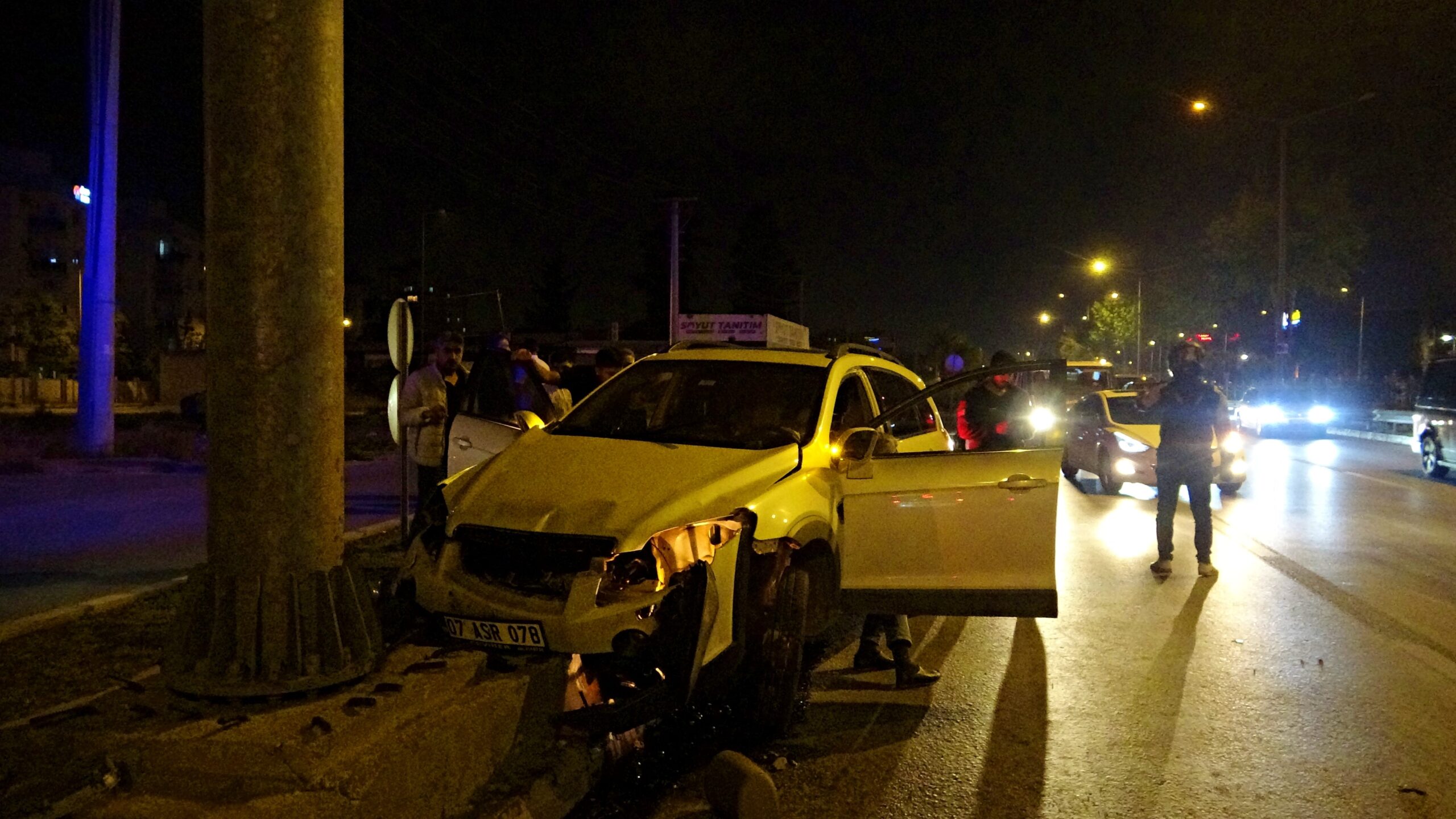 Kontrolden çıkan araç direğe çarptı: 1 ölü, 2 yaralı