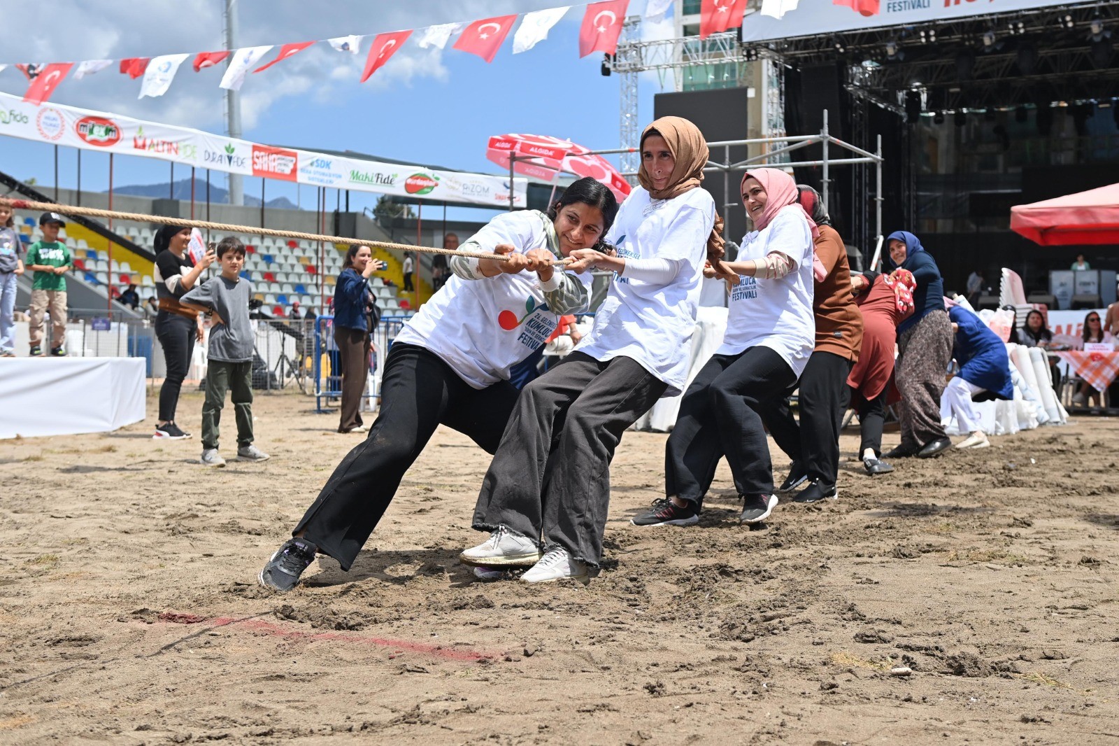 Kumluca’da festival coşkusu yaşandı yarışmalar ise nefes kesti