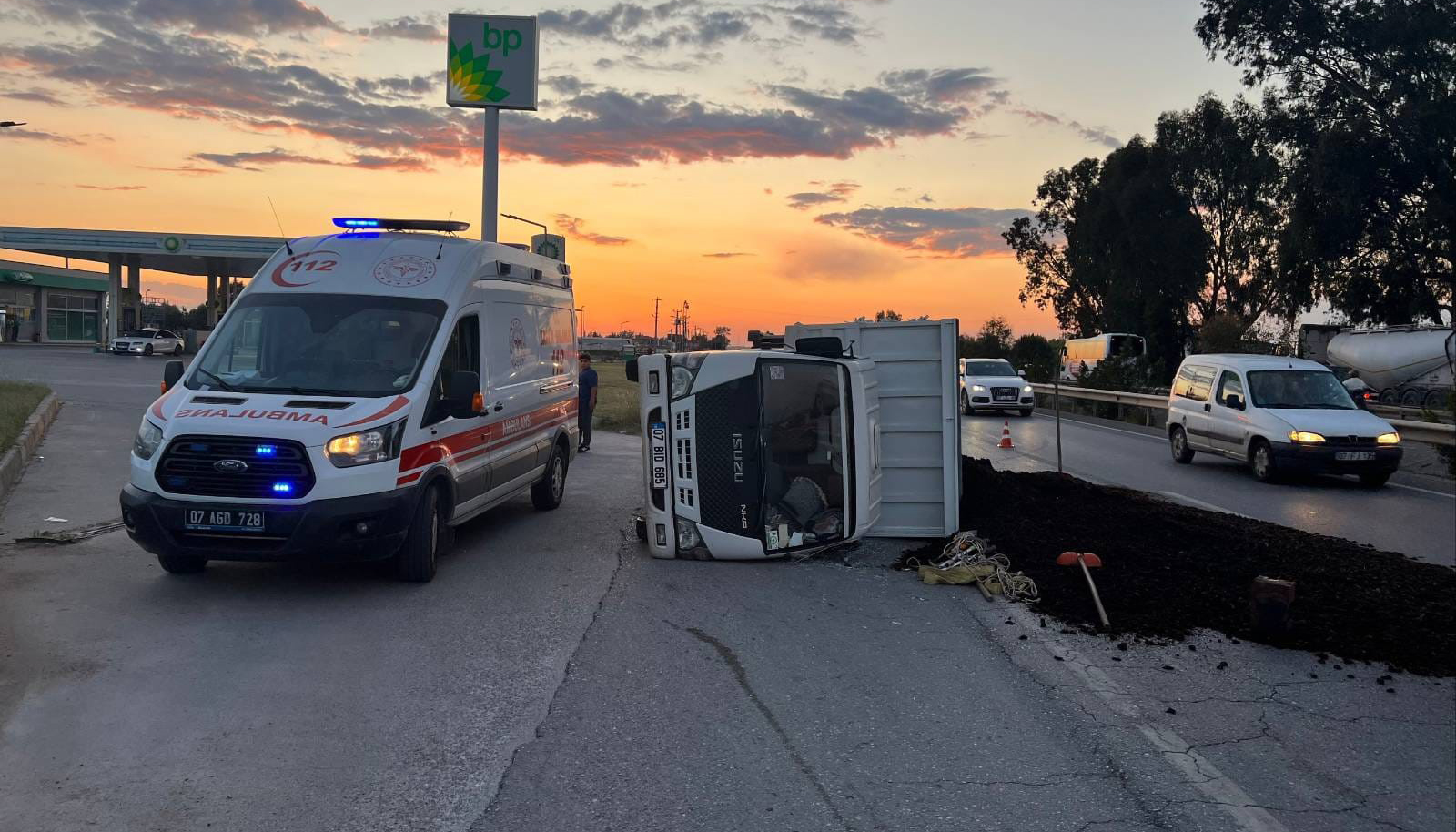 Manavgat’ta lastiği patlayan kamyonet devrildi: 3 yaralı