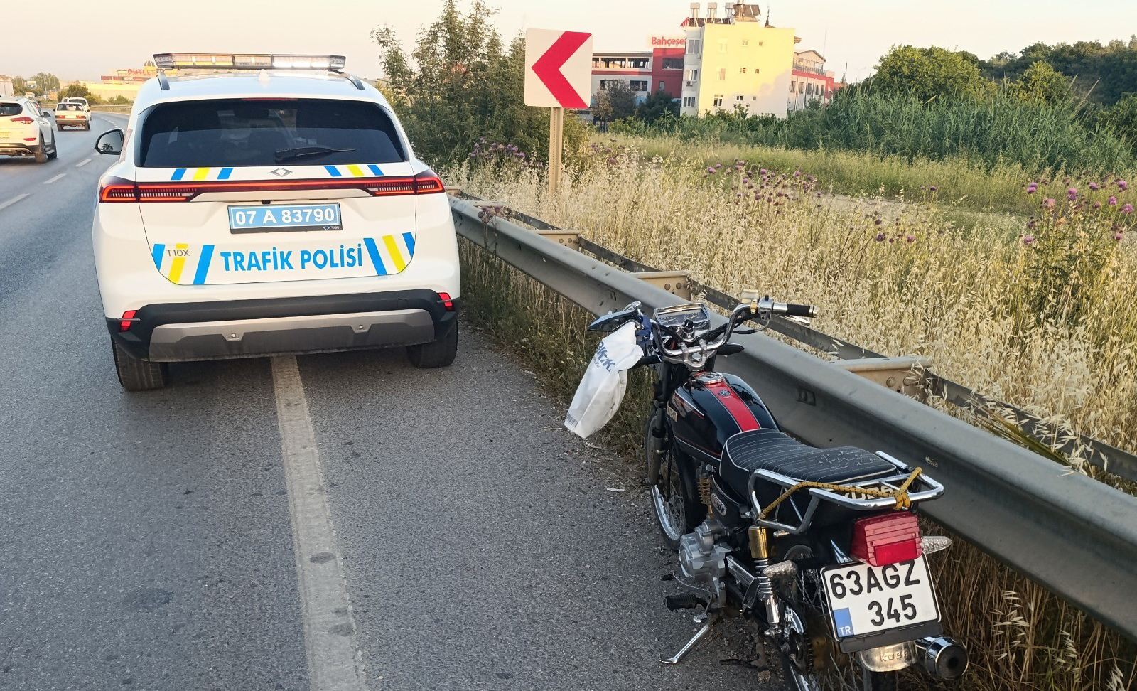 Manavgat’ta motosiklet devrildi, sürücü yaralandı