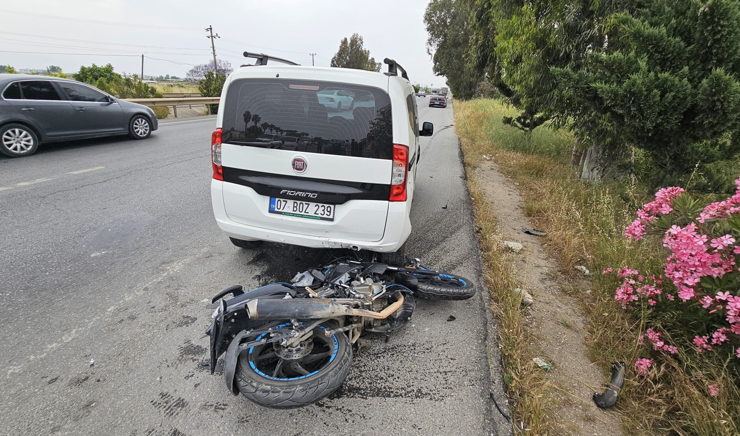 Manavgat’ta park halindeki otomobile çarpan motosiklet sürücüsü yaralandı