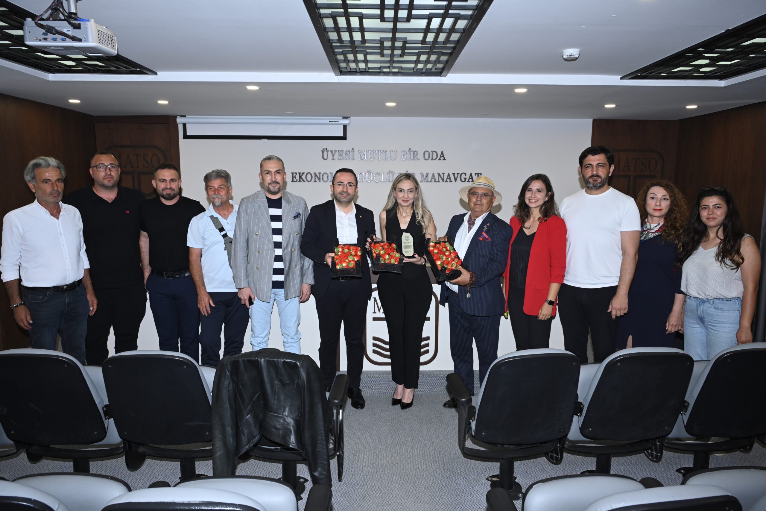 Manavgat’ta topraksız tarımla çilek yetiştiriciliği anlatıldı