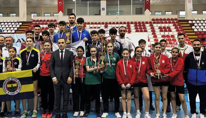 Masa tenisinde büyük mutluluk