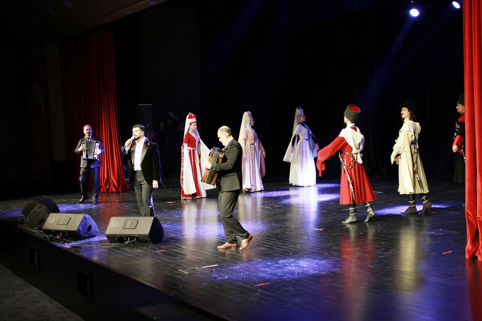 Mersin’de Çerkes müziği ve dansı rüzgarı esti