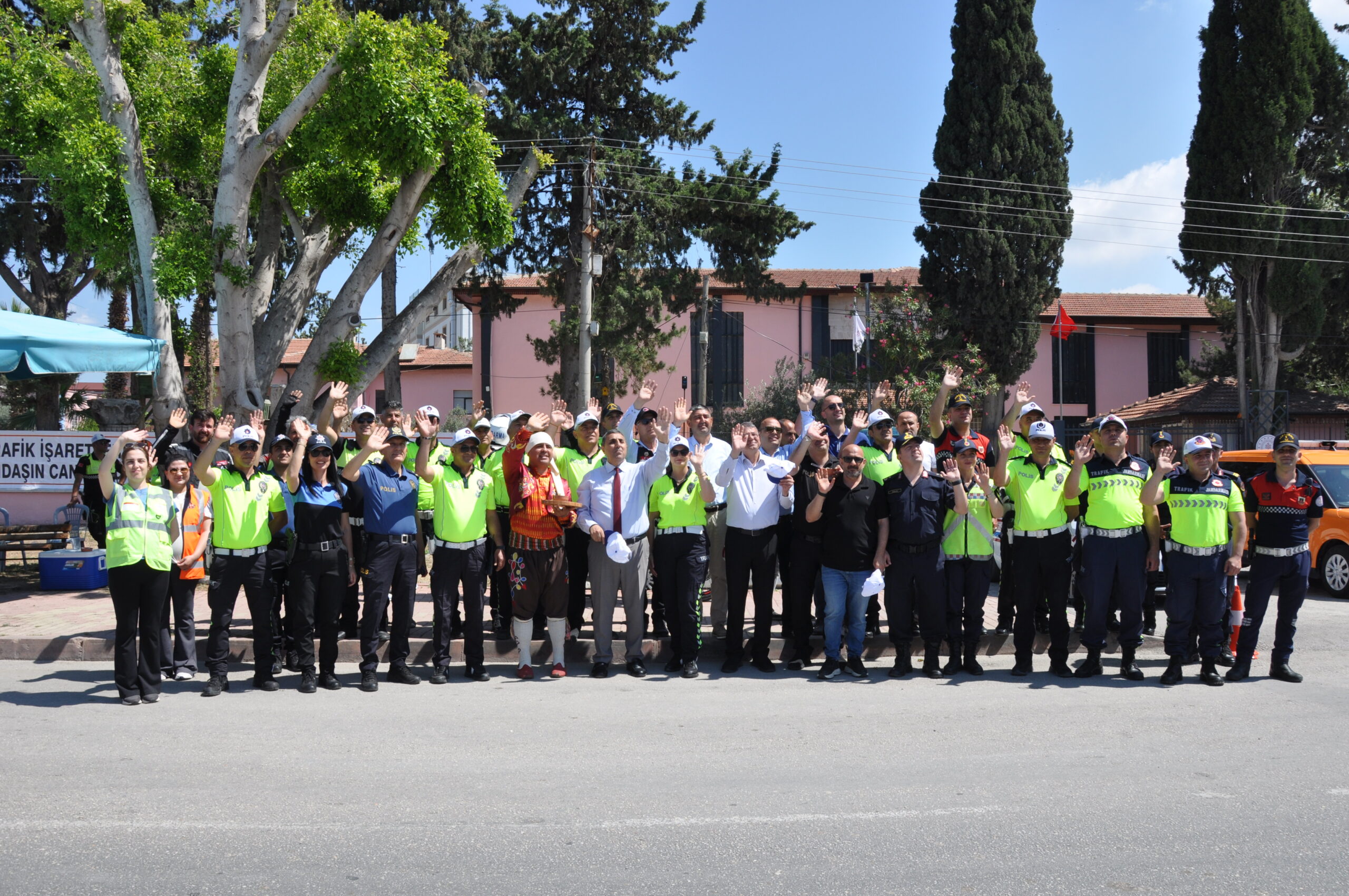 Mersin’de trafik uygulamasında sürücülere yoğurt ve çilek ikram edildi