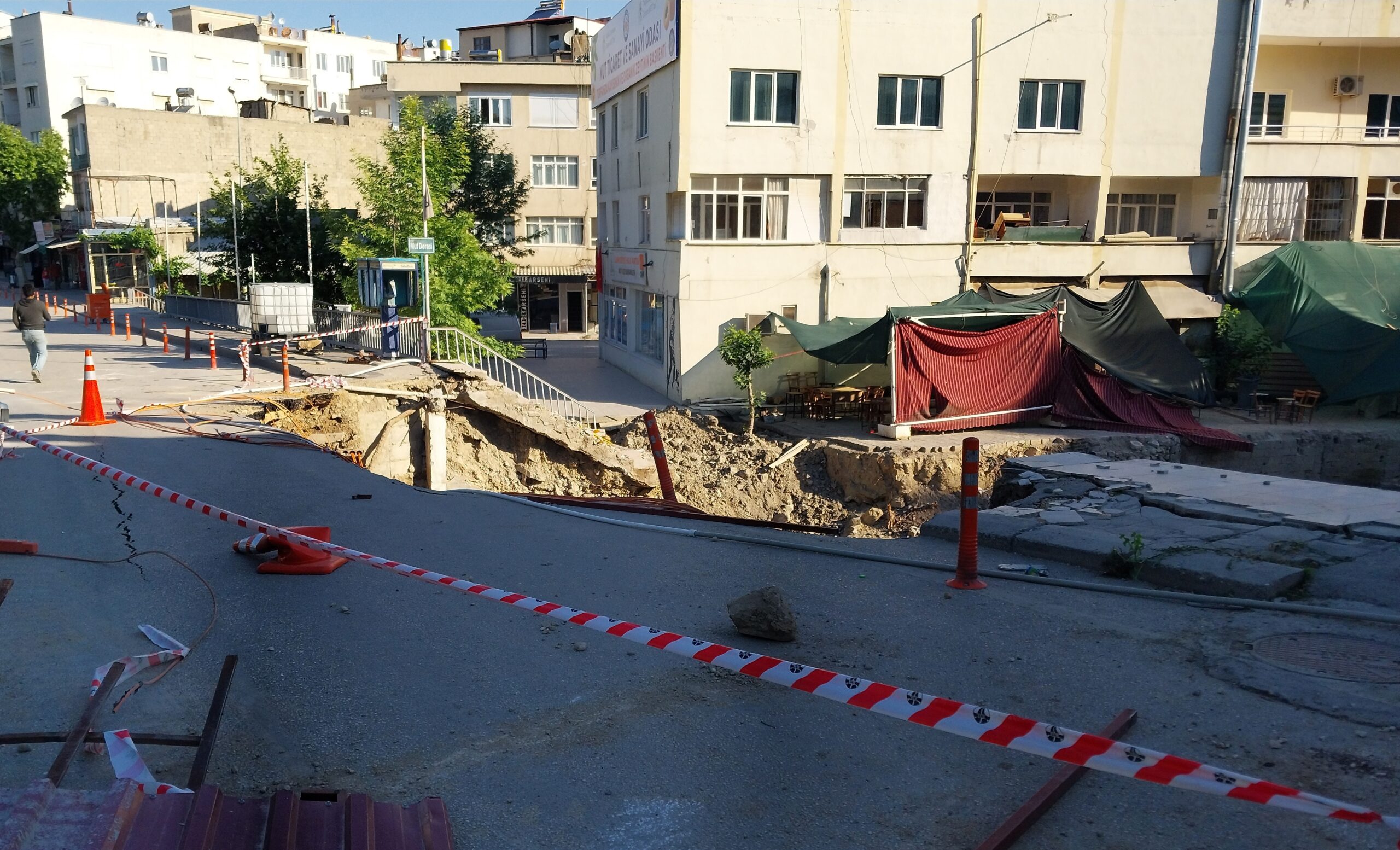 Mersin’de yol ve köprü çöktü, esnaf mağdur oldu