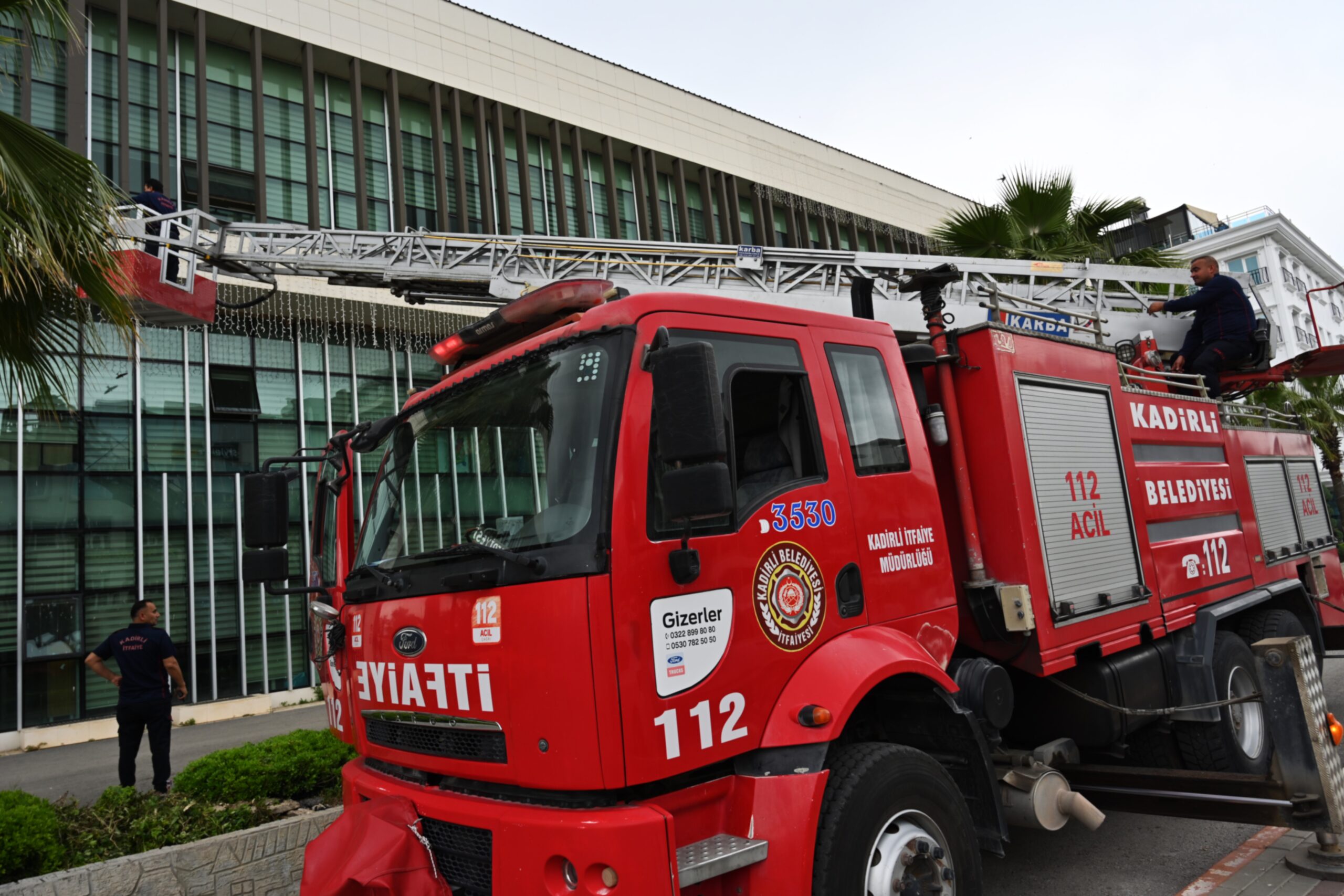 Osmaniye’de belediye binasına yuva yapan kırlangıçların güvenliği itfaiyeye emanet