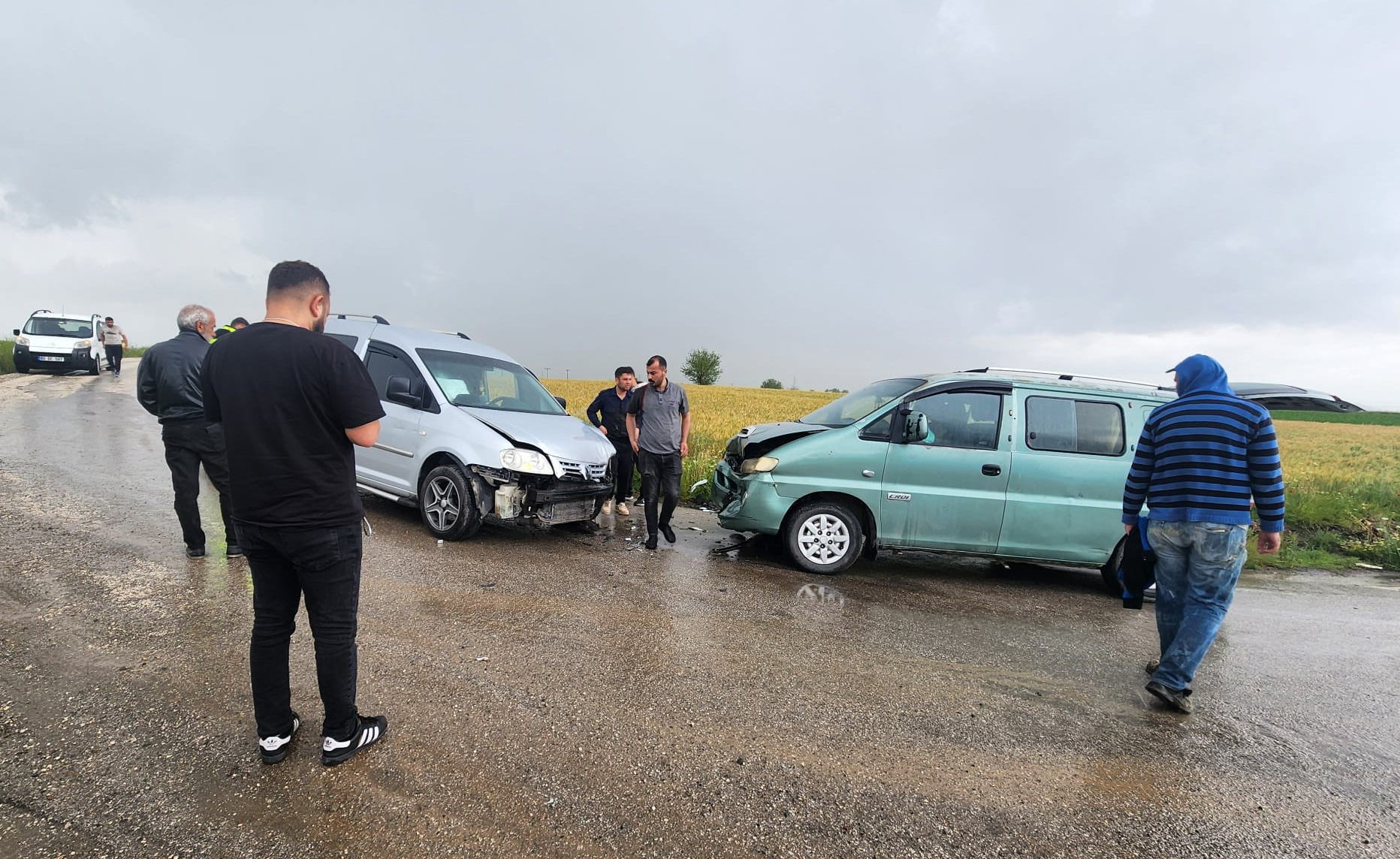 Osmaniye’de minibüs ile ticari araç çarpıştı