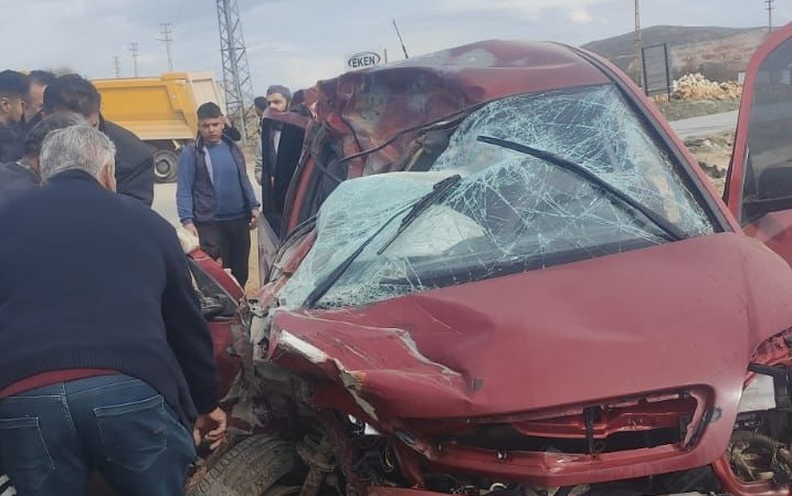 Otomobil, kamyonla çarpıştı 14 yaşındaki sürücü hayatını kaybetti