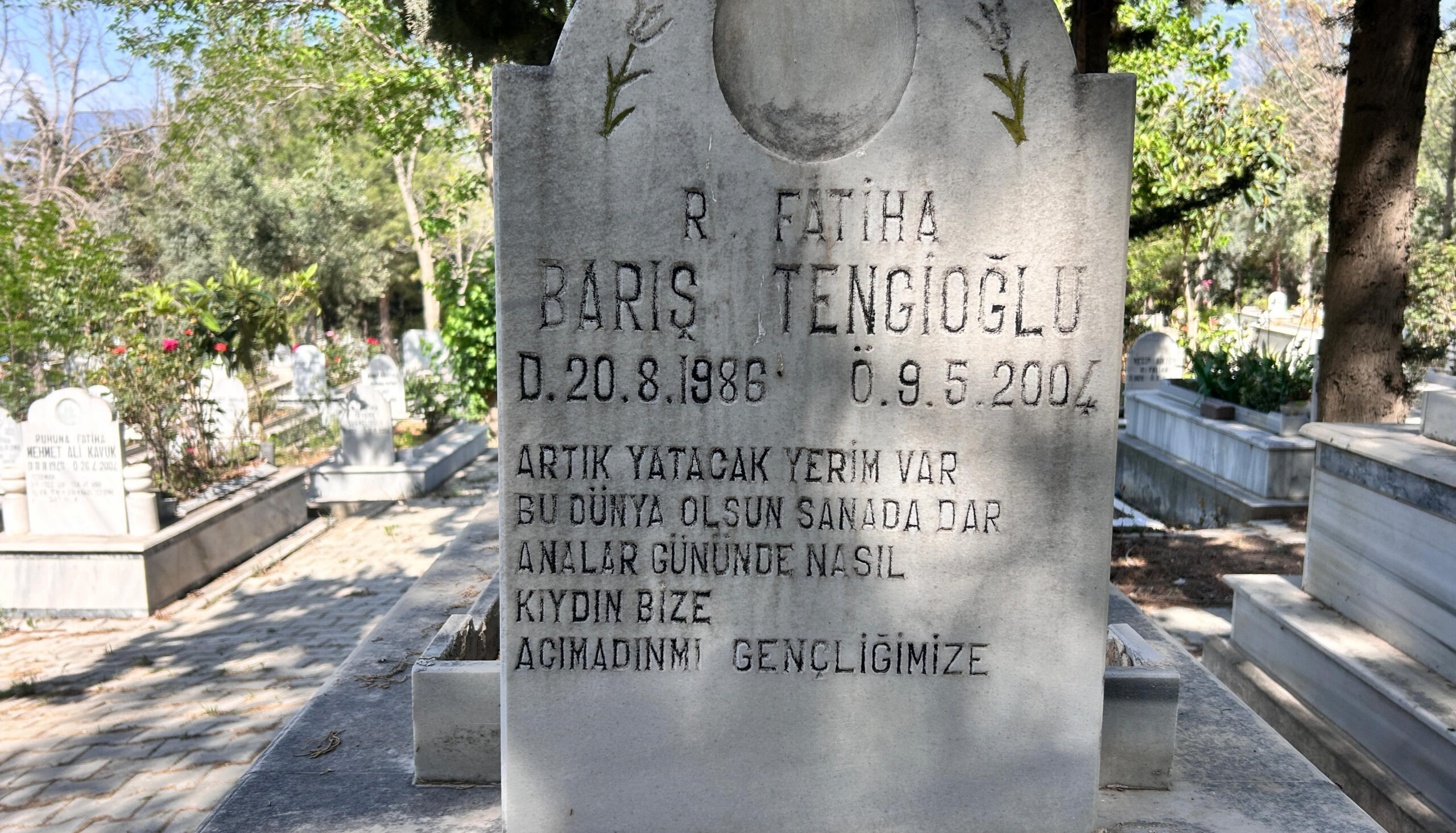 Özgür Özel’e saldıran şüphelinin katlettiği oğlunun mezarındaki “Analar gününde nasıl kıydın bize” ifadeleri dikkat çekti