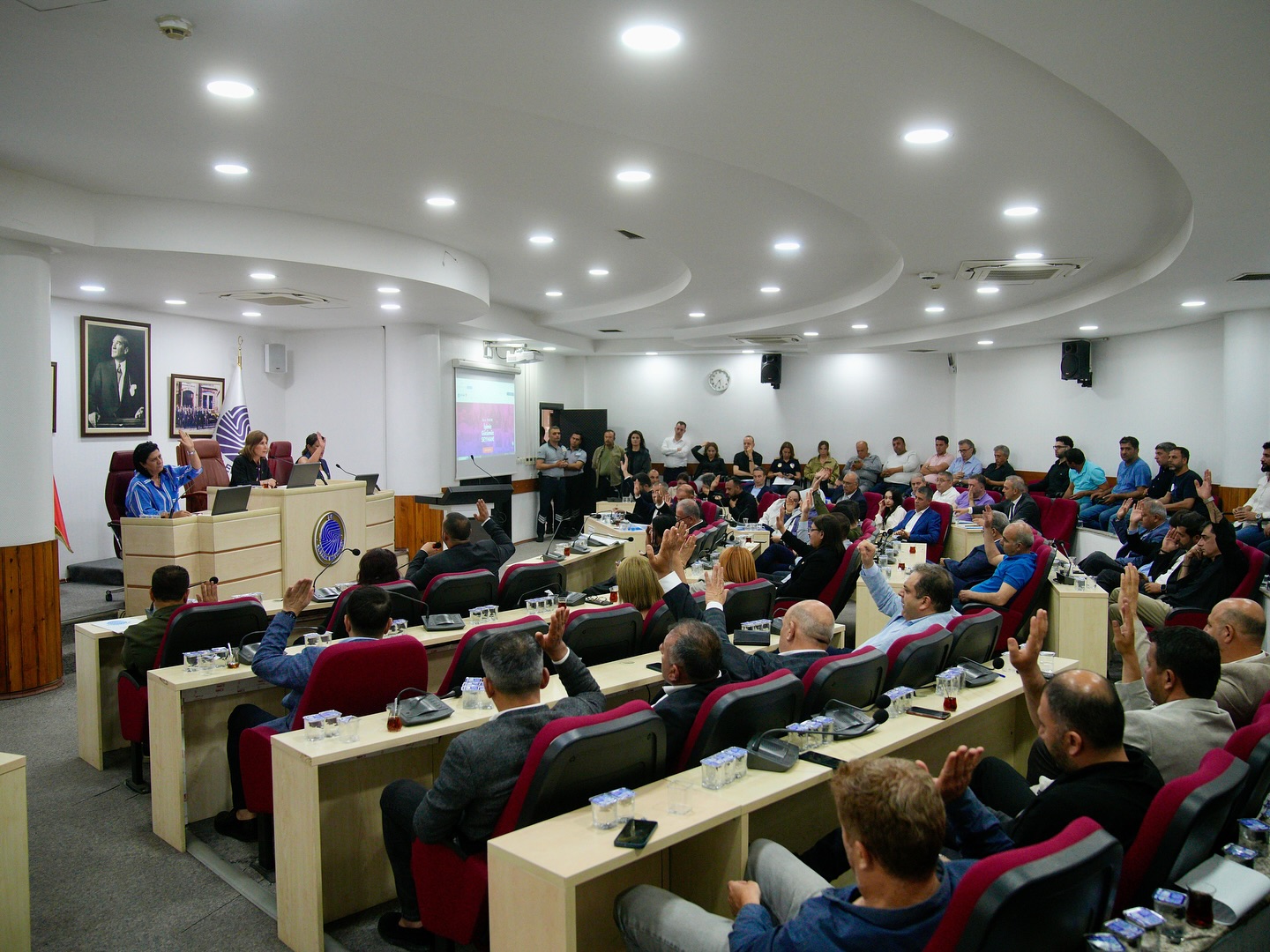 Özgür Özel’e yapılan fiziki saldırıya seyhan meclisinde tepki