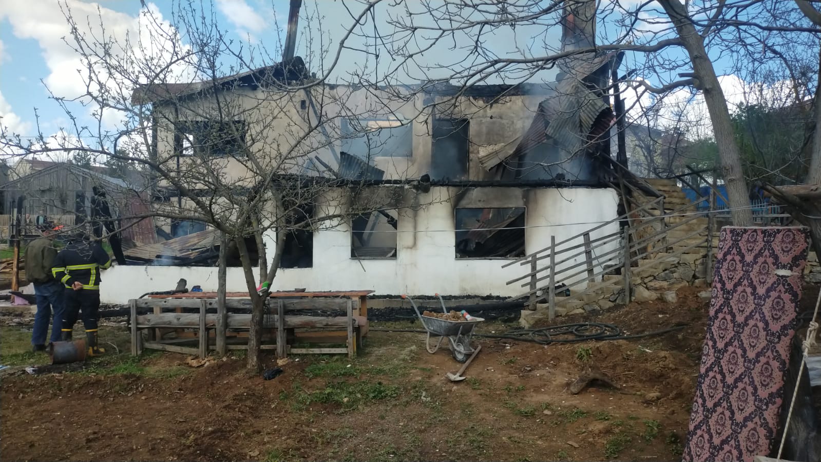 Saimbeyli’de çıkan yangında iki katlı ev kullanılamaz hale geldi