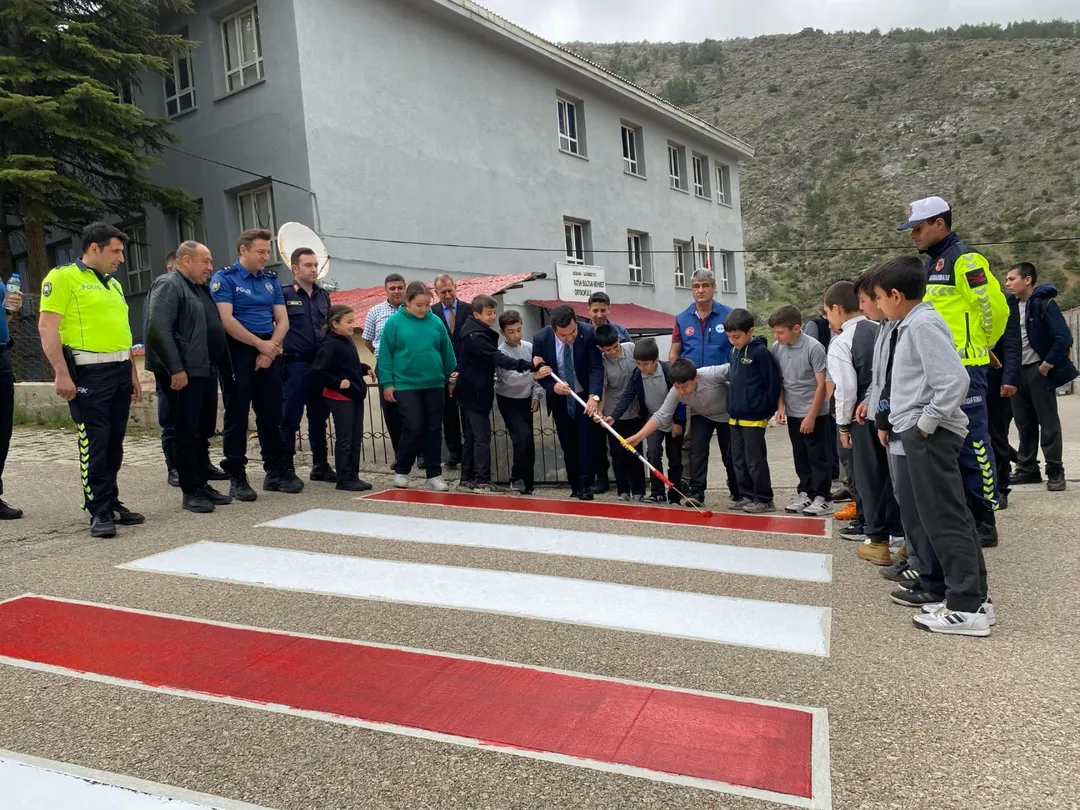 Saimbeyli’de öğrencilerle yaya geçidi eğitimi düzenlendi