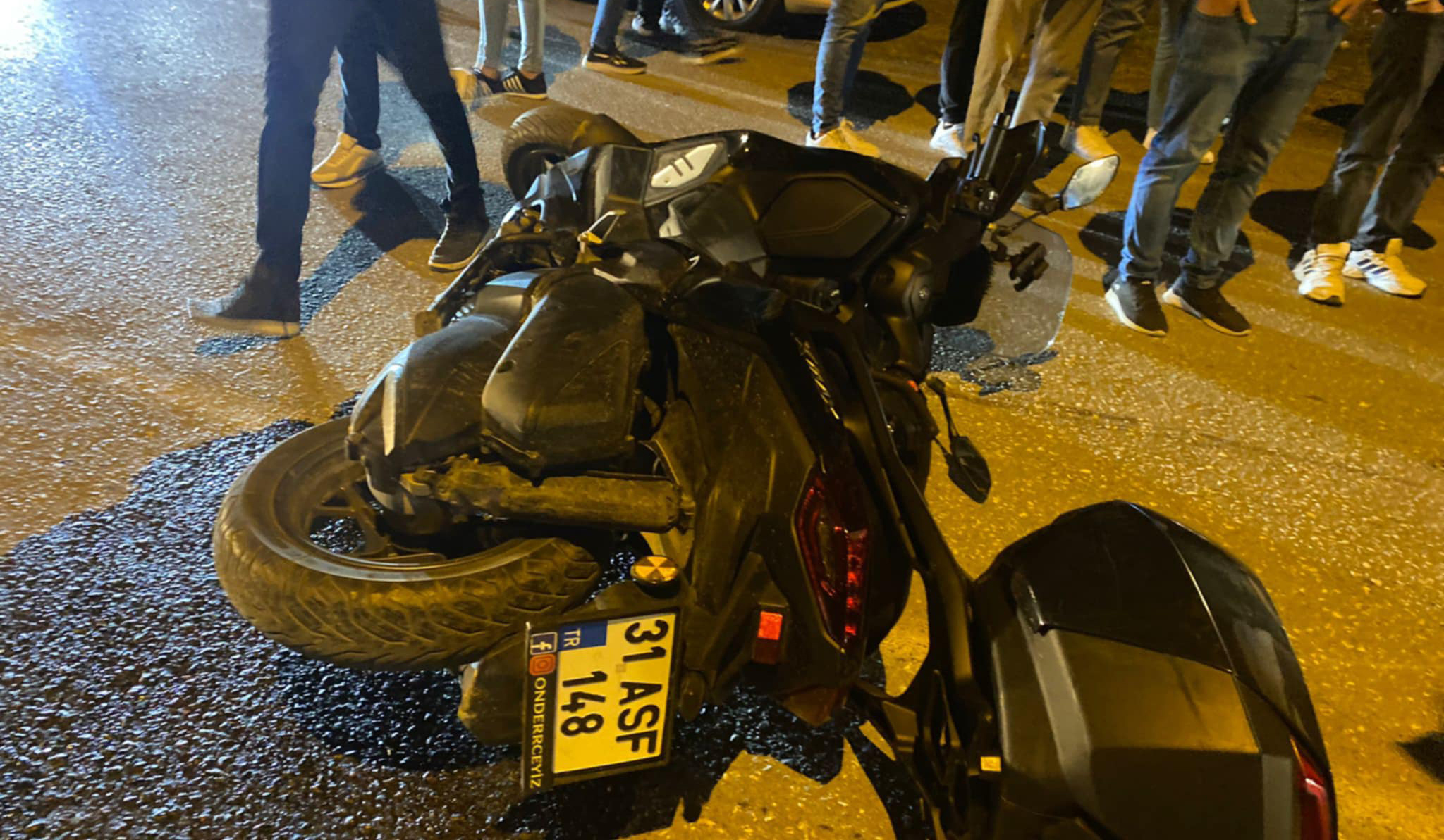 Samandağ’da motosiklet konteynere çarptı: 1 yaralı