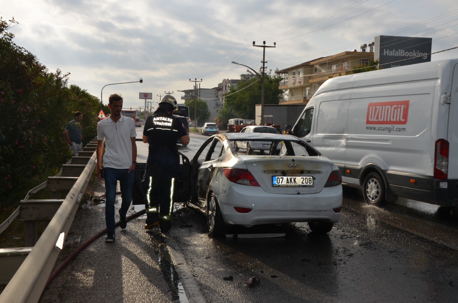 Serik’te otomobil alev alev yandı