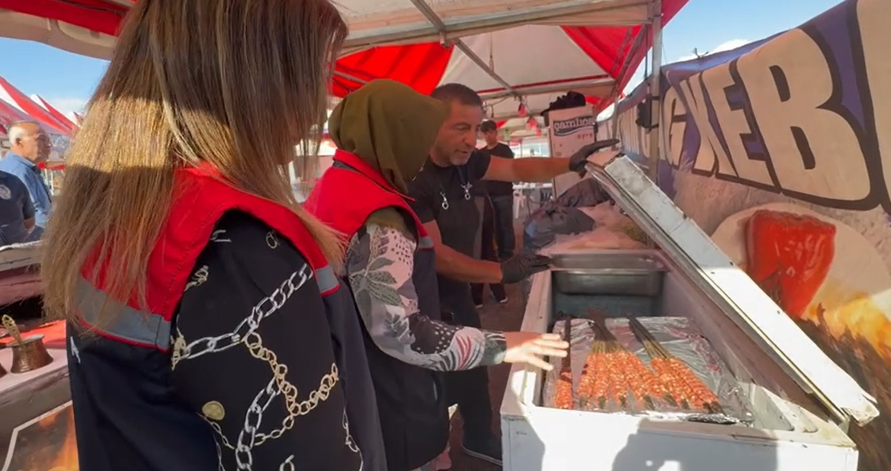 Tezgahta sinekli et, bozuk ürün tespit edildi Eğirdir’de Yöresel Pazar mühürlendi