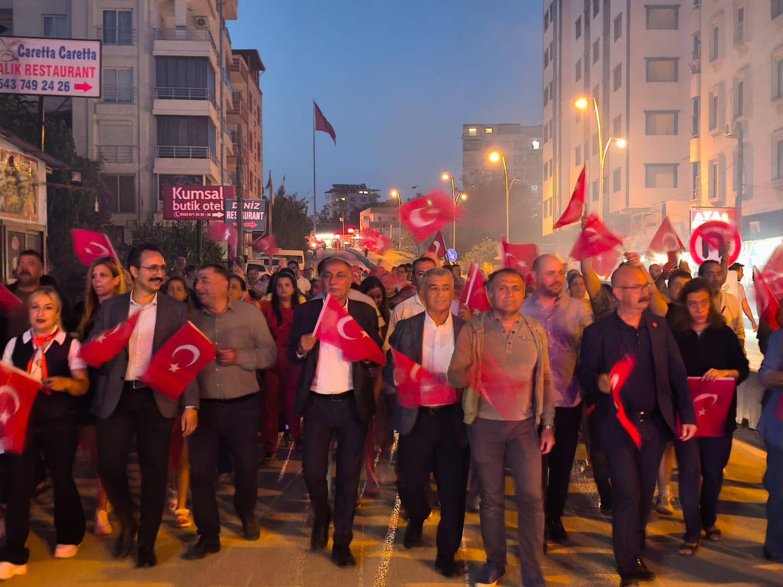 Yumurtalık 19 Mayıs’ta kırmızı-beyaza büründü