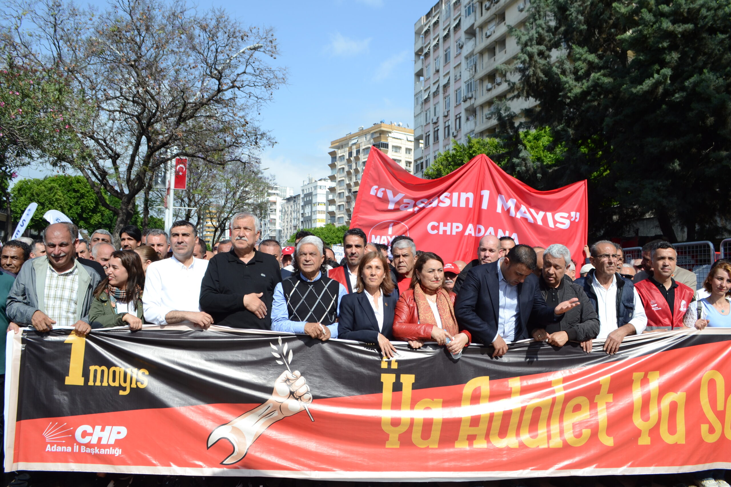 Yüzlerce kişi Adana’da 1 Mayıs Emek ve Dayanışma Günü’nü kutladı