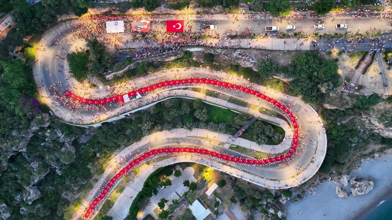 19 Mayıs Atatürk’ü Anma, Gençlik ve Spor Bayramı fener alayı düzenlendi